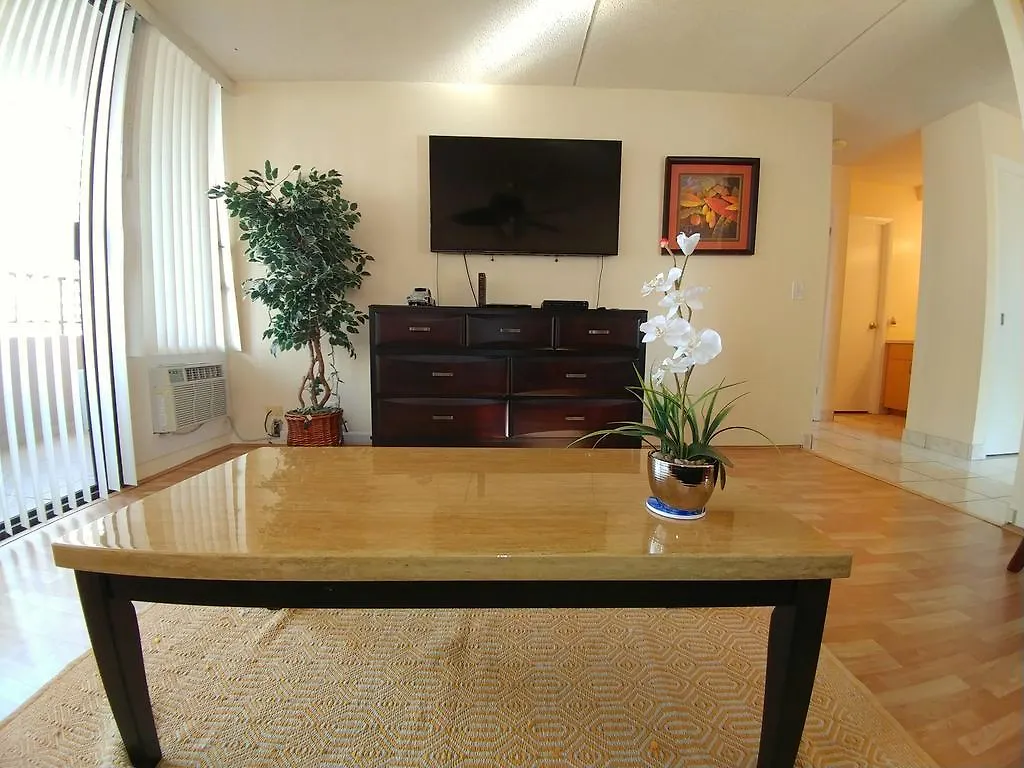 Royal Kuhio - Large 1 Bedroom Apartment 0*, Honolulu